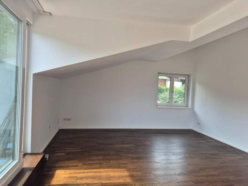 Sonnige 4 Zi-Dachgeschosswohnung mit Terrasse und Balkon!