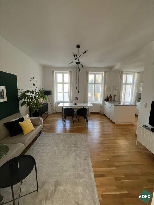 Sehr helle 2-Zimmer-Altbauwohnung mit Blick in begrünten Innenhof