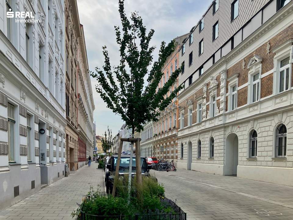 MODERNE DG WOHNUNG IN ELEGANTEM ALTBAU