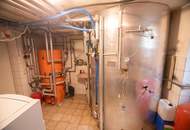 Großes Wohnhaus mit Heurigenlokal / 5 Gästezimmern und einem Miethaus