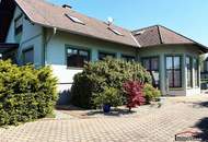 Ortsrand und Ruhelage - Hochwertige Landvilla mit großem Pool! Einfach Koffer packen und einziehen!