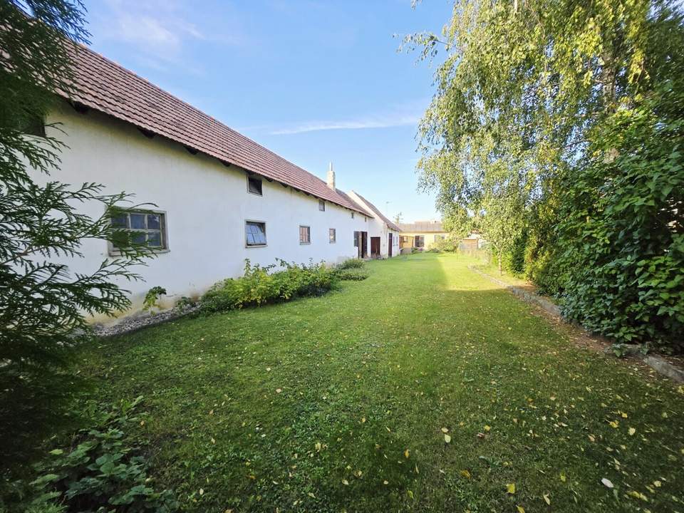 Großzügige und ruhig gelegene Liegenschaft mit Wohnhaus, umfangreichen Nebengebäuden und großem, massivem Schuppen in Unterretzbach