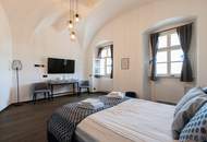115,42 m² Design-Altbau mit Gewölben & Eigengarten-Terrasse sowie Poolnutzung – elegante Wohnküche, XL-Regendusche