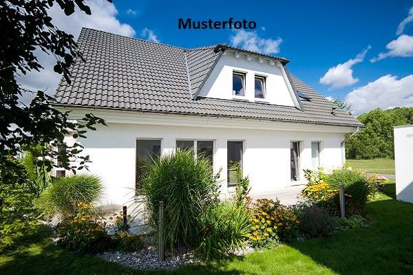 Einfamilienhaus mit Carport und Garage