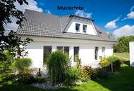 Einfamilienhaus mit Carport und Garage