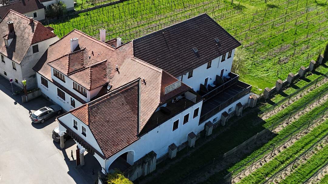TRADITIONSREICHER WINZERHOF MIT PENSION &amp; HEURIGEN IN BESTER WACHAUER LAGE