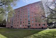 Unbezahlbare Aussicht zu bezahlbaren Preisen - einzigartige Lage im obersten Stockwerk! Gemütliche Loggia, praktischer Abstellraum und modernes Badezimmer mit höchstem Wohnkomfort inklusive!