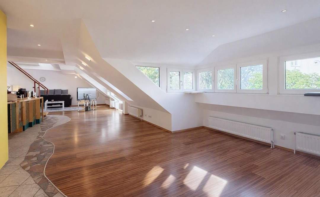 RARITÄT in TRAUMLAGE: in dieser klimatisierten DG-Wohnung mit 15m² Terrasse wohnt die Kreativität!