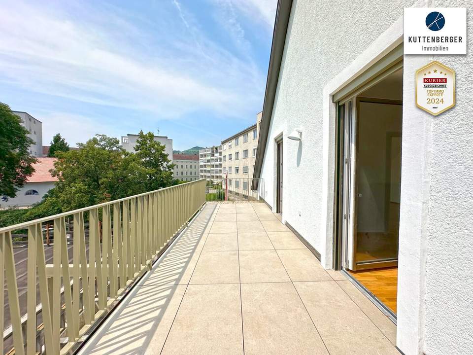 Urban Summer Vibes: DG-Wohnung mit 19m² Balkon und Steinertor-Blick