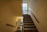 Direkt bei Schönbrunn! Kleine DG-Wohnung mit Terrasse und Gratisparkplatz!