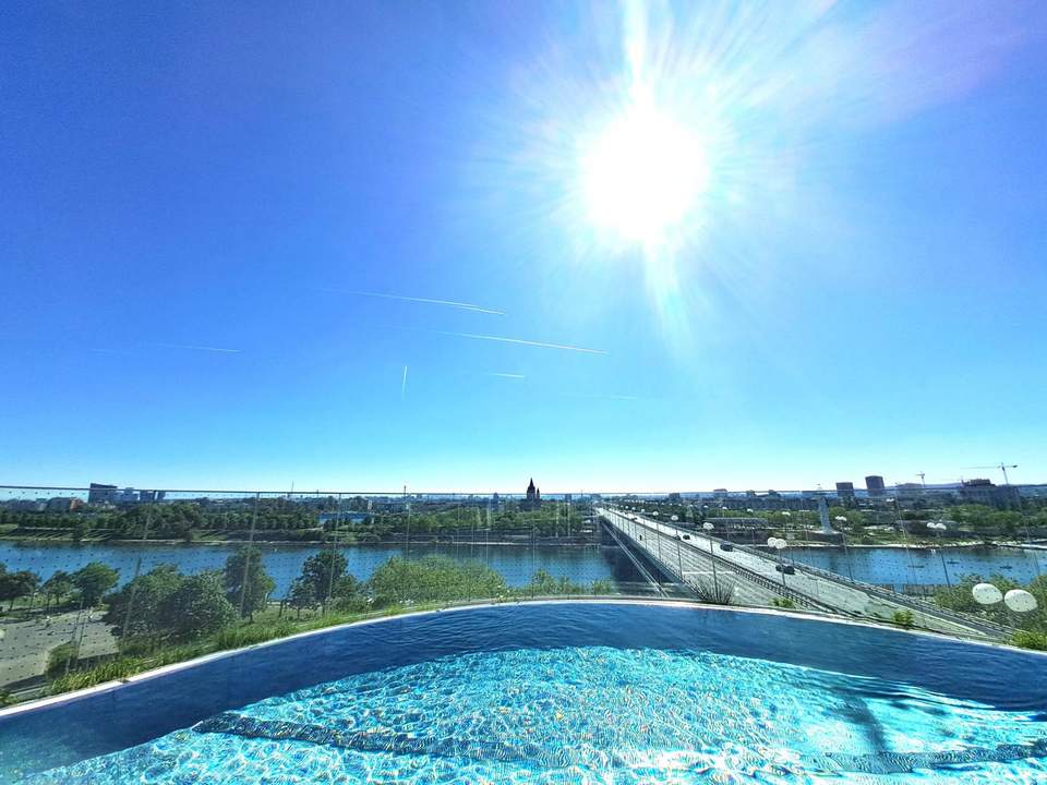 EXKLUSIVES UND CHARMANTES WOHNEN NAHE AM WASSER MIT ATEMBERAUBENDEM AUSBLICK & VIELEN ANNEHMLICHKEITEN