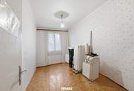 Liegenschaft mit mehreren Nebengebäuden und drei Weinkellern sowie ca. 1.271 m² Grund!