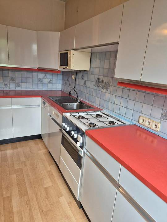 Renovierungsbedürftige 4 Zimmer Wohnung mit Loggia