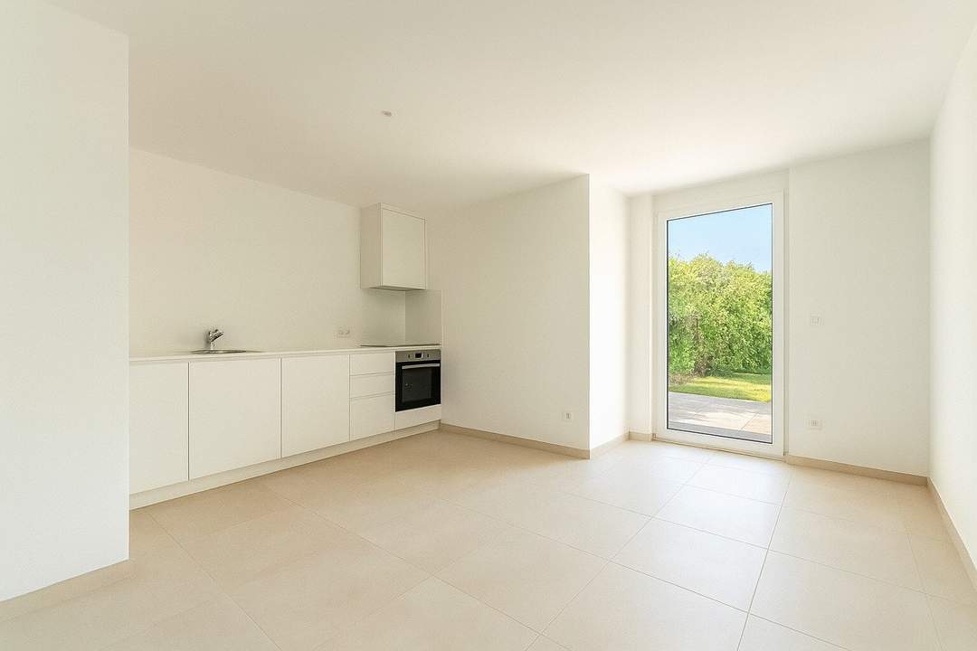 BEZUGSFERTIG: Neubau-Erstbezug mit Freifläche und Küche!
