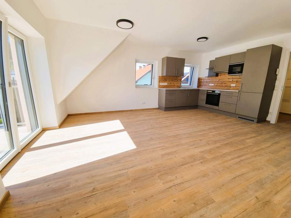Neubau! Moderne 2-Zi.-Dachgeschoß-Wohnung mit großen Balkon