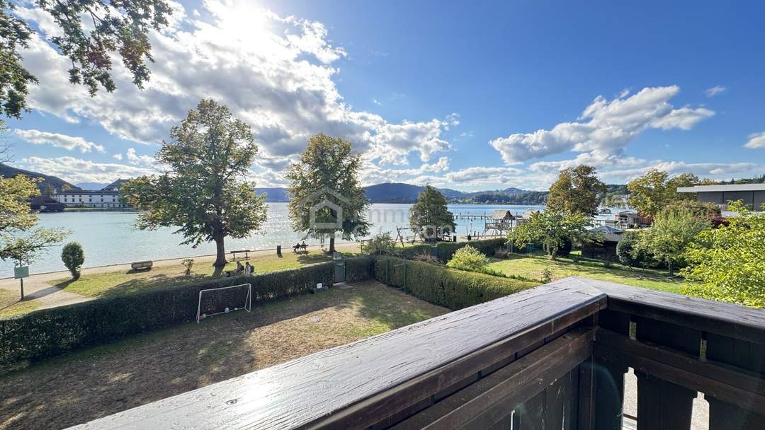 1. ATTERSEE-PANORAMA PUR – Traumhafte 2-Zimmer-Wohnung mit Blick auf Schloss Kammer.