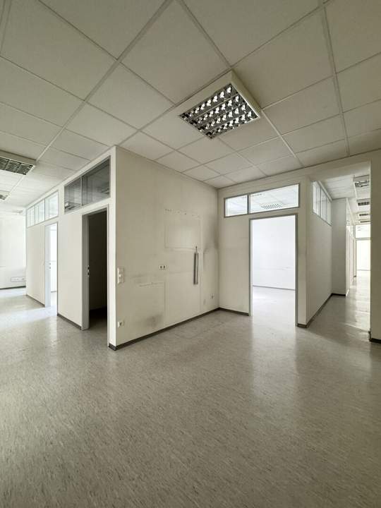 Zentrale Bürofläche mit 10 Zimmern und Stellplatz – ideal für Praxis oder Kanzlei