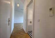 Helle Dachgeschoss-Wohnung im Botschaftsviertel // Bright top floor apartment in embassy quarter