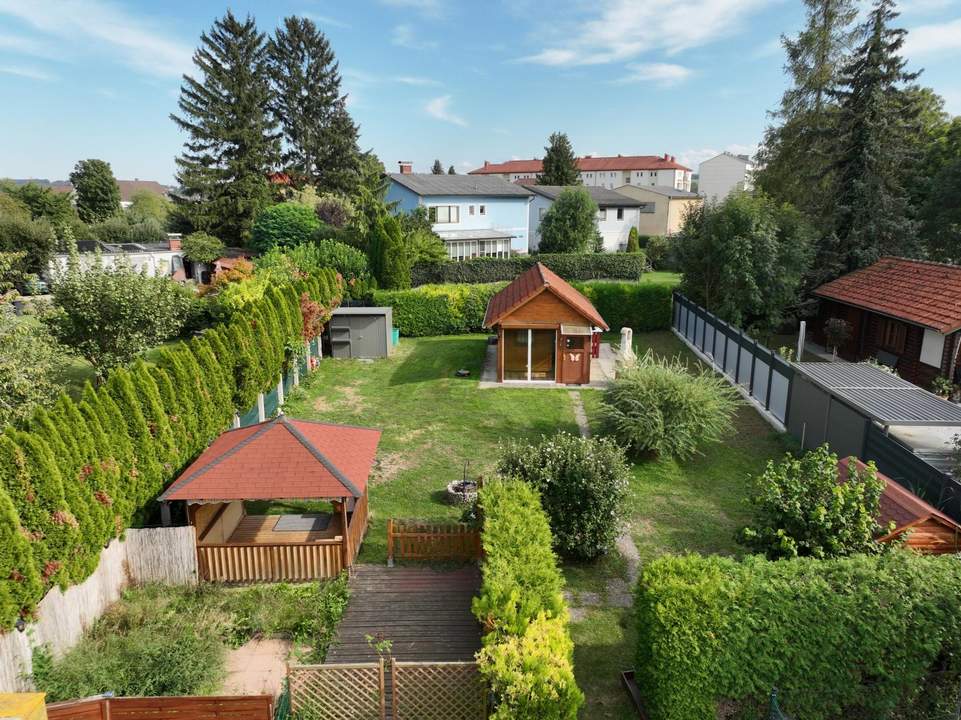 Kleingartengrundstück mit Gartenhaus