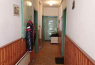 Mehrparteienhaus mit zwei Geschäftslokalen