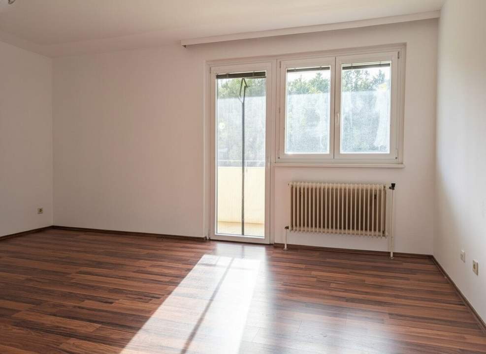 Teilsanierte Wohnung im 8. Stock eines Hochhauses