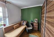 Wohnhaus mit 2.200m² großem Grundstück, Halle und Garagen