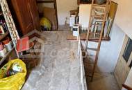 Renovierungsbedürftiges Haus mit zwei Wohneinheiten und viel Lagerfläche zu verkaufen!