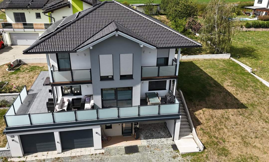 Modernes Einfamilienhaus mit großzügiger Terrasse und Doppelgarage