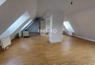 3-er WGs aufgepasst! Große Dachgeschoss-Wohnung mit Terrasse in der Muhrengasse!