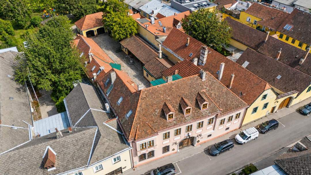 "Ca. 400 m² Wohnfläche plus weitere ca. 800 m² Nutzfläche mit viel Potenzial!"