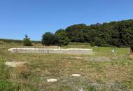 sehr sonniges und ruhiges Baugrundstück mit Bodenplatte