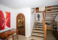 Großzügiges Ein-/Zweifamilienhaus mit ausgebautem Dachgeschoss, zwei Garagen und Garten in Paudorf