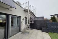 Neuwertige Eigentumswohnung mit Eigengarten sowie eine private Dachterrasse und zwei Garagenparkplätze.