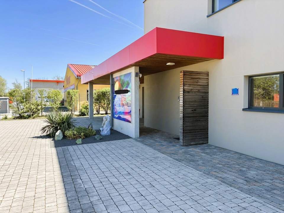 Modernes Bürogebäude mit Wohnnutzung und Pool!