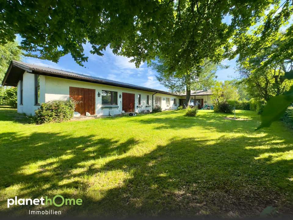 Bungalow mit zwei Wohneinheiten auf rund 1.800 m² großem Grundstück in Seewalchen am Attersee