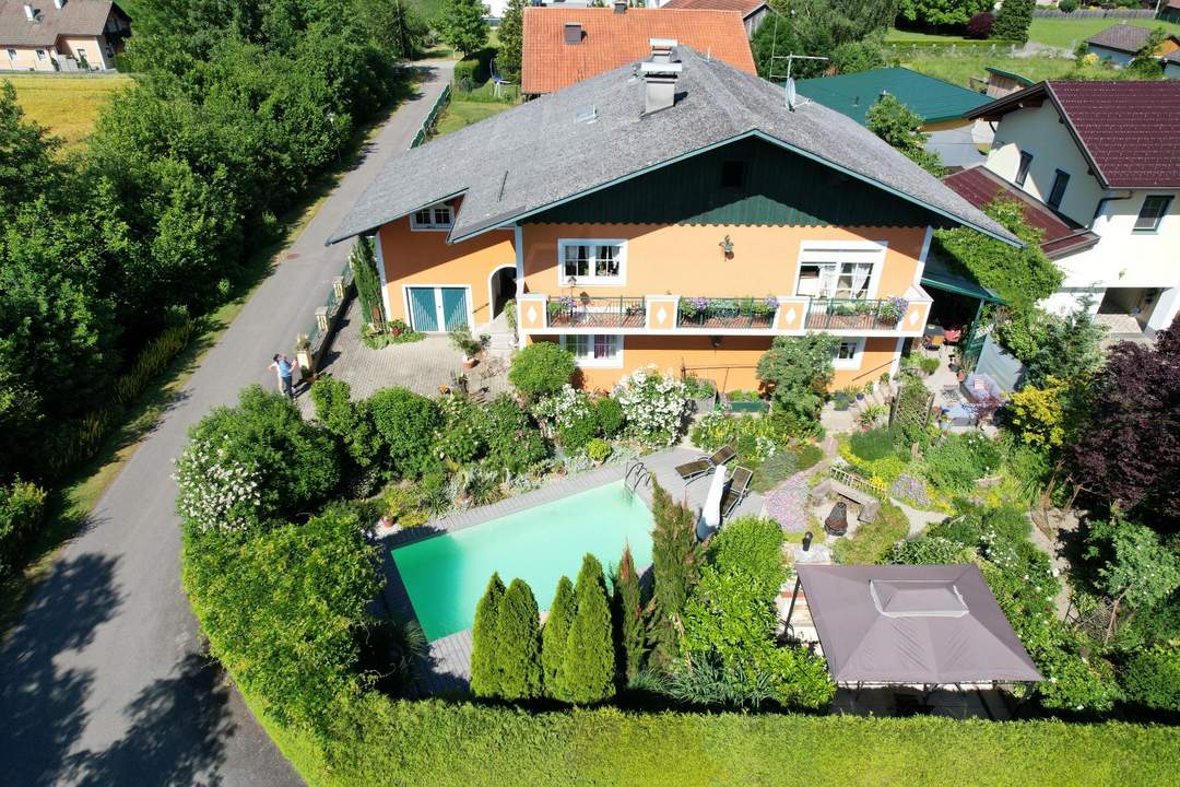 Charmantes Zweifamilienhaus mit idyllischem Naturpool
