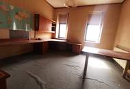 1 Zimmer Wohnung, ehemals Büro, zum renovieren/sanieren. Werkstatt im Hoftrakt + Souterrain separat oder zusammen zu erwerben.