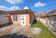 Schmuckes Häuschen mit kleinem Garten und Zufahrt