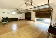 Zentral gelegenes Ein- bis Zweifamilienhaus mit großem Garten und Doppelgarage!