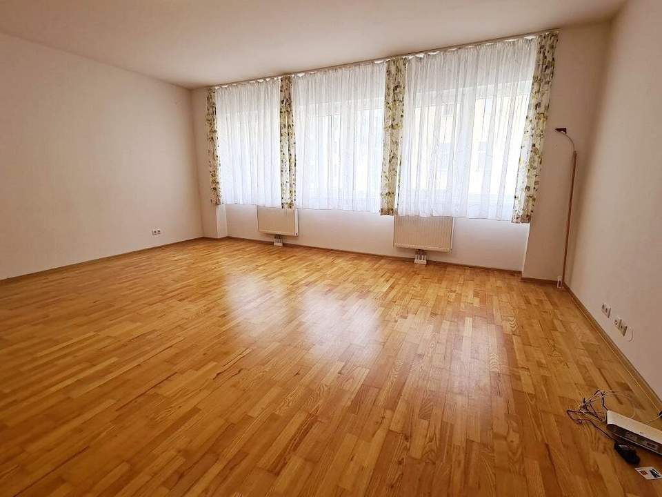 UNBEFRISTETET, INNSTRASSE, gepflegte 89 m2 Altbau, Wohnküche, 2 Zimmer, Wannenbad, Parketten, Hofruhelage