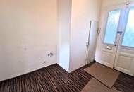 1 Zimmer Wohnungen, 2 Stück im gleichen Haus, zum sanieren. Im 1. Stock mit Aufzug.