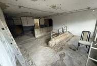 Sanierungsbedürftiges Wohnhaus mit Nebengebäuden