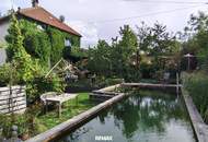 Ein Garten, der bleibt – Zweifamilienhaus mit außergewöhnlichem Naturgarten & Swimmingteich in Gmünd