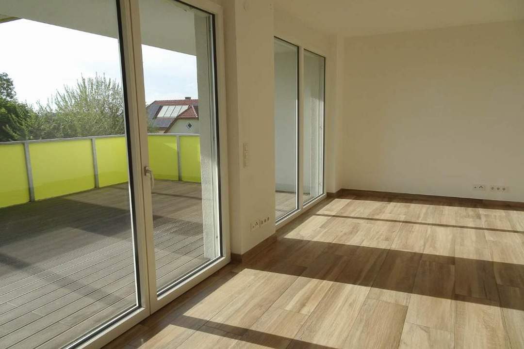 Neubauwohnung in Zentrumslage mit großer Balkon-Loggia und Carport