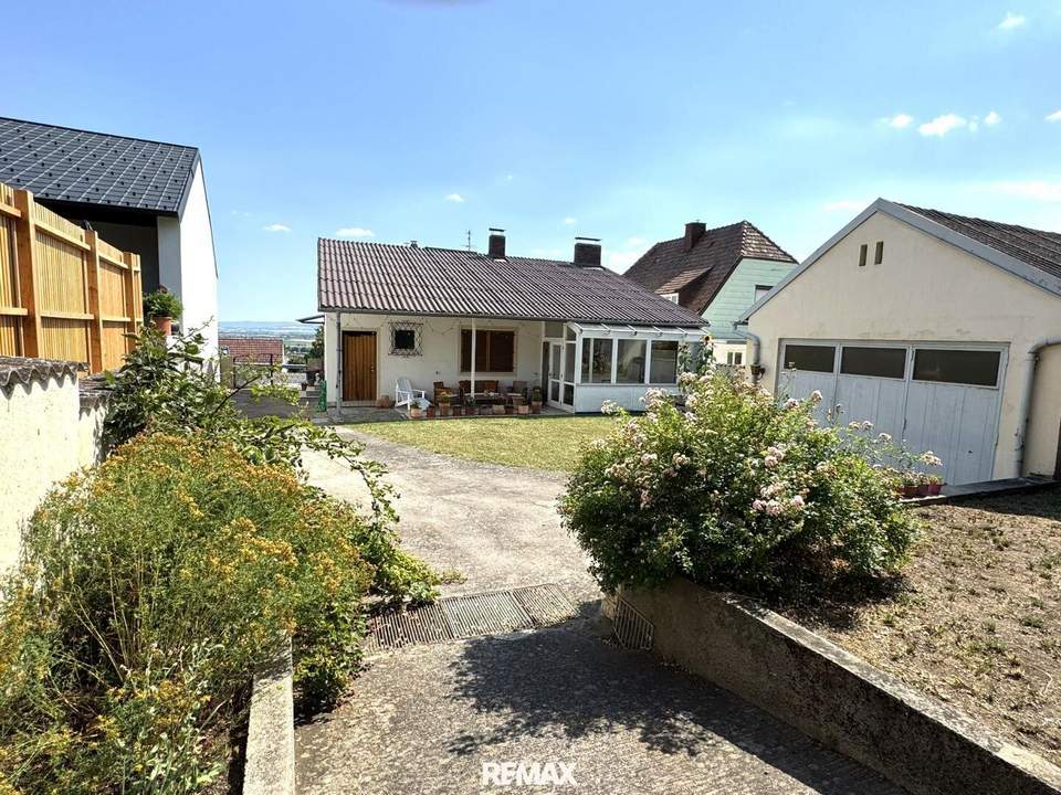 Entzückender Bungalow mit 2 Garagen