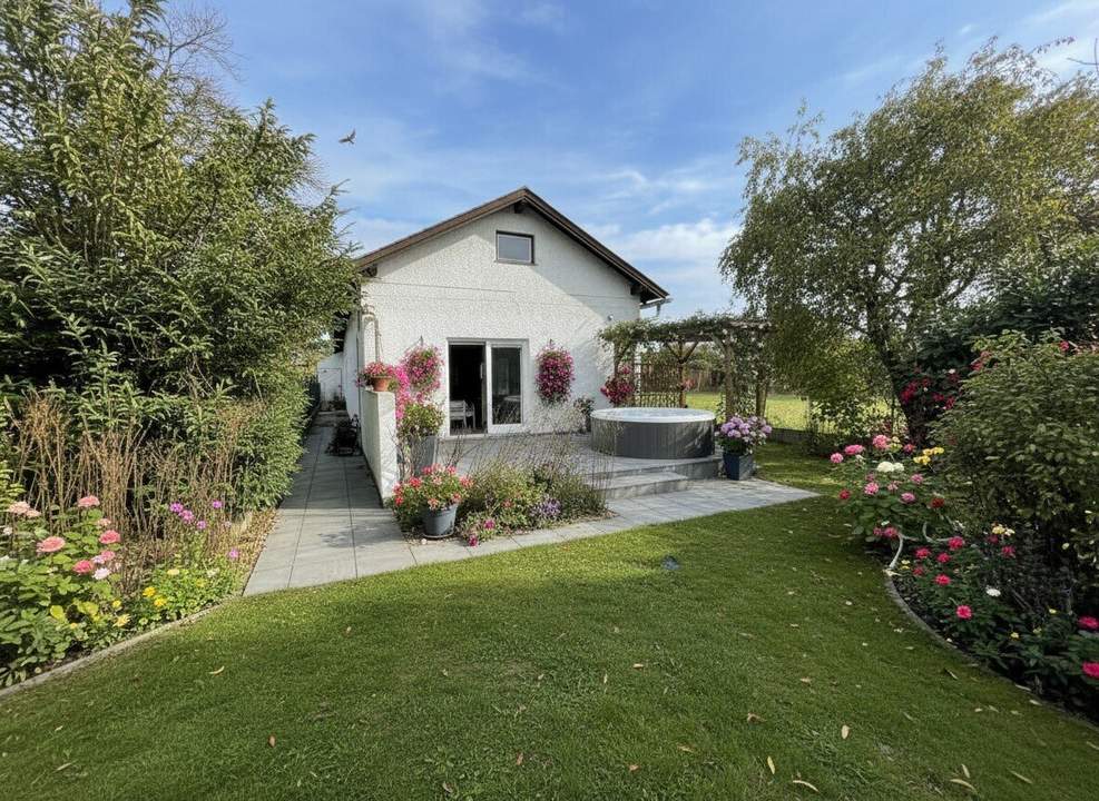 Bad Vöslau! Sanierungsbedürftiger entkernter Bungalow zum Kauf mit großem Garten!