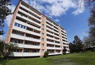 Unbezahlbare Aussicht zu bezahlbaren Preisen - einzigartige Lage im obersten Stockwerk! Gemütliche Loggia, praktischer Abstellraum und modernes Badezimmer mit höchstem Wohnkomfort inklusive!