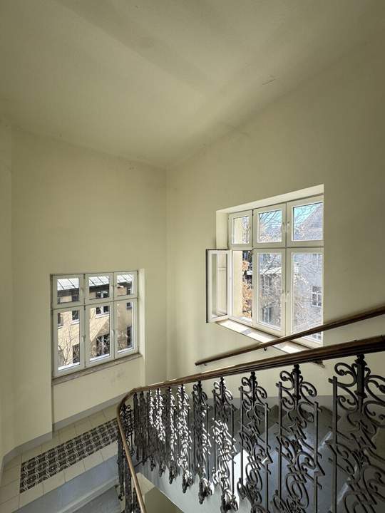 Leeres Zinshaus mit baubewilligtem Dachausbau im 2. Bezirk – Top Investment