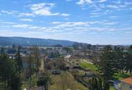 "Am Fuße des Bisambergs: großes Grundstück mit Bungalow und XXL-Garage"