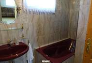 *ORTSRANDLAGE:* Wohnhaus mit sehr schönem, ebenen Garten und großzügigem Grundstück.